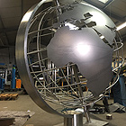 Edelstahlgitterkugel mit 150cm Durchmesser und Meridian / Standort Bad Essen